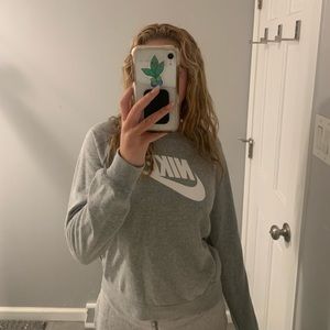 hi! i am selling a gently used Nike crewneck.